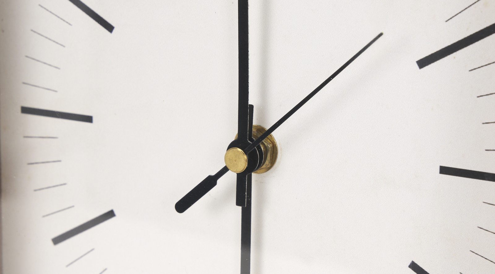 Renaya Table Clock - Image 6